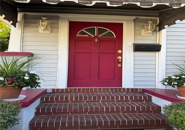 Photo 3 of Single family home for sale at 950 10th Street N, Saint Petersburg, FL 33705 | MLS# TB8551354 | Listing updated on 2026-10-06