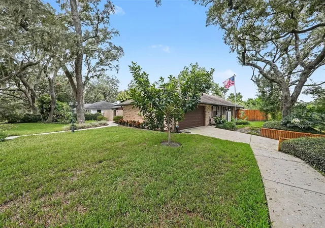 Photo 3 of Single family home for sale at 201 Wild Oak Dr, Brandon, FL 33511 | MLS# A4707112 | Listing updated on 2026-10-05