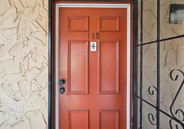 Listing Photo 4 - Condo for sale in building located at 2856 N Powers Dr, Orlando, FL 32818 - Unit #115