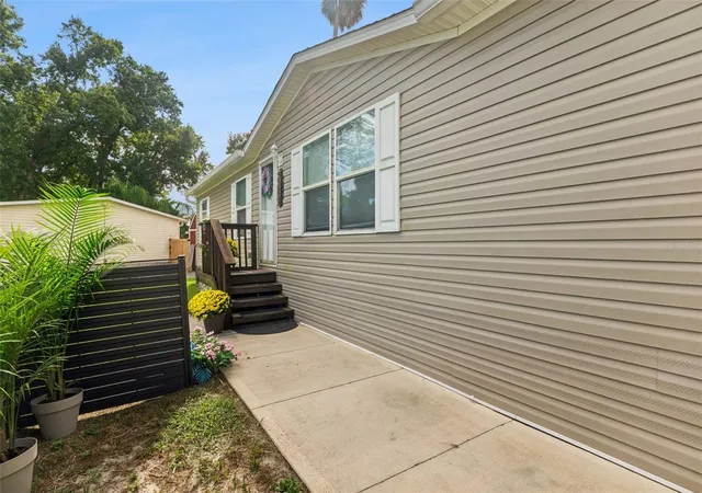 Photo 3 of Manufactured home for sale at 1137 Yaupon St, Daytona Beach, FL 32117 | MLS# O6444133 | Listing updated on 2026-10-08
