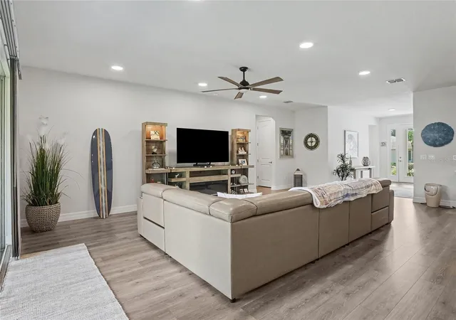 Photo 4 of Single family home for sale at 3329 Indian Trl, Eustis, FL 32726 | MLS# O6444136 | Listing updated on 2026-10-04