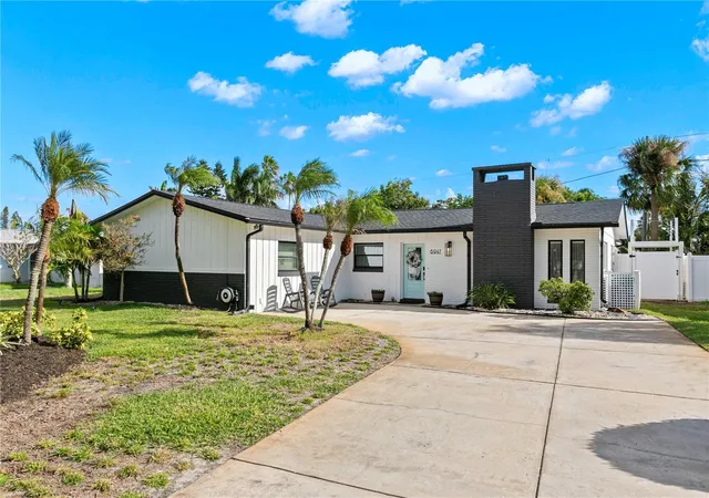 Single family home for sale at 6947 S Shore Dr, SOUTH PASADENA, FL 33707 | MLS# TB8551405