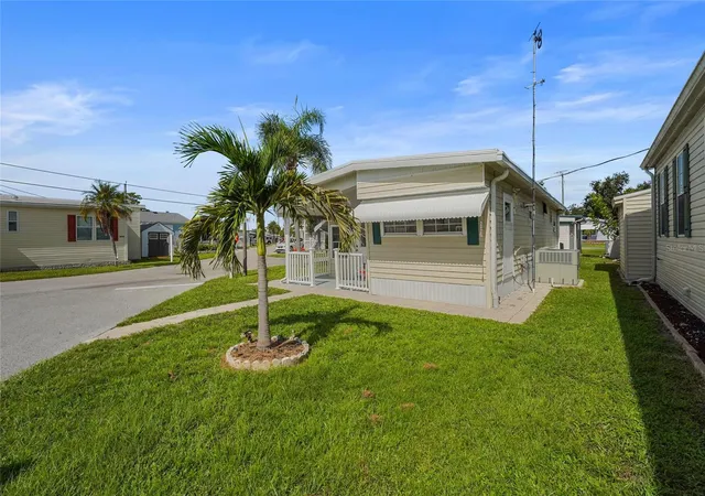 Photo 3 of Manufactured home for sale at 2055 Champion St, Sarasota, FL 34231 | MLS# A4707133 | Listing updated on 2026-09-23