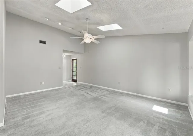 Photo 3 of House for sale at 368 Lake Harris Dr, Lakeland, FL 33813 | MLS# L4965287 | Listing updated on 2026-10-08