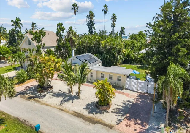 Photo 1 of Single family home for sale at 760 Longboat Ct, Longboat Key, FL 34228 | MLS# A4707147 | Listing updated on 2026-10-04