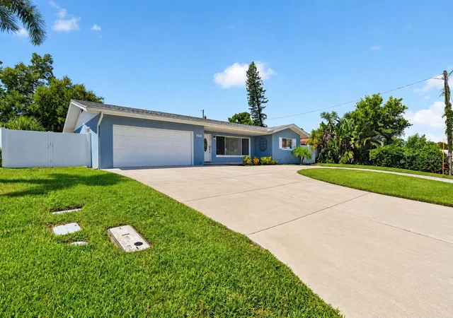 Photo 3 of Single family home for sale at 5191 41st Street S, Saint Petersburg, FL 33711 | MLS# TB8551498 | Listing updated on 2026-10-22
