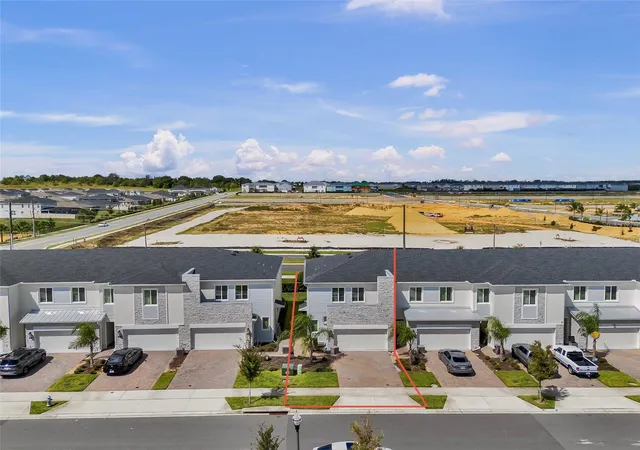 Photo 3 of Townhouse for sale at 204 Bogey Dr, Davenport, FL 33896 | MLS# O6444242 | Listing updated on 2026-10-24