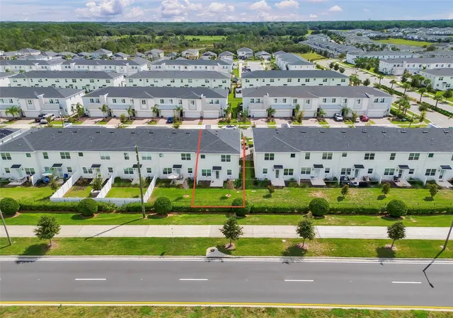 Photo 4 of Townhouse for sale at 204 Bogey Dr, Davenport, FL 33896 | MLS# O6444242 | Listing updated on 2026-10-24