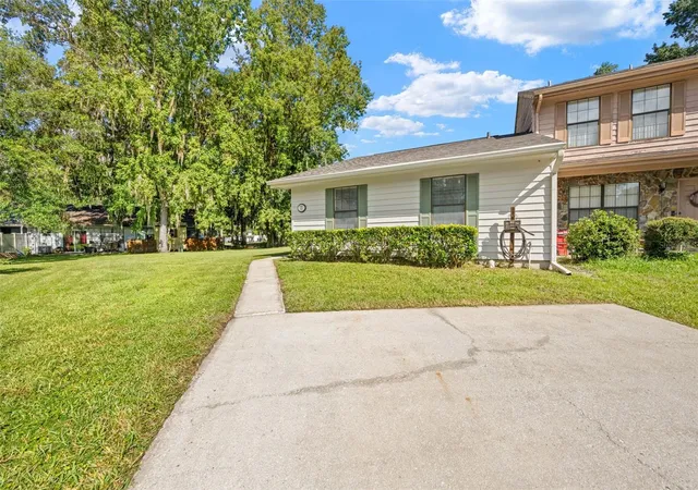 Photo 3 of Townhouse for sale at 828 Village Dr, Brooksville, FL 34601 | MLS# W7889764 | Listing updated on 2026-09-24