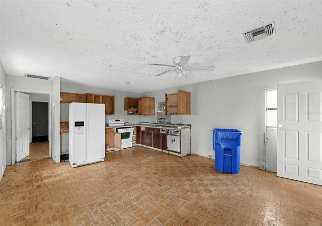Photo 3 of Single family home for sale at 1048 N Missouri Ave, Lakeland, FL 33805 | MLS# GC543740 | Listing updated on 2026-09-24