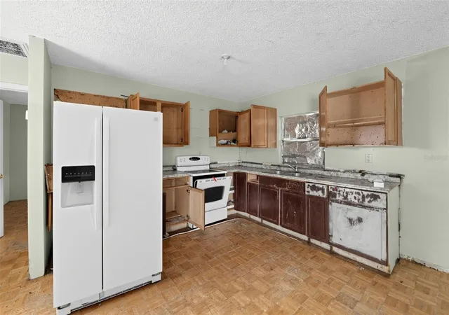 Photo 4 of Single family home for sale at 1048 N Missouri Ave, Lakeland, FL 33805 | MLS# GC543740 | Listing updated on 2026-09-24