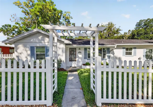 Photo 2 of House for sale at 111 S Clayton St, Mount Dora, FL 32757 | MLS# G5118180 | Listing updated on 2026-09-30