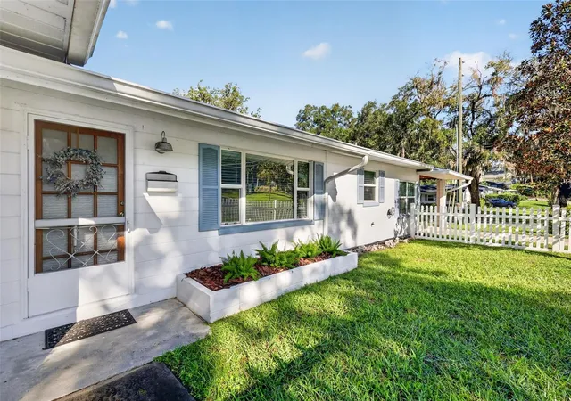 Photo 3 of House for sale at 111 S Clayton St, Mount Dora, FL 32757 | MLS# G5118180 | Listing updated on 2026-09-30