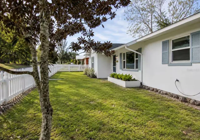 Photo 4 of House for sale at 111 S Clayton St, Mount Dora, FL 32757 | MLS# G5118180 | Listing updated on 2026-09-30