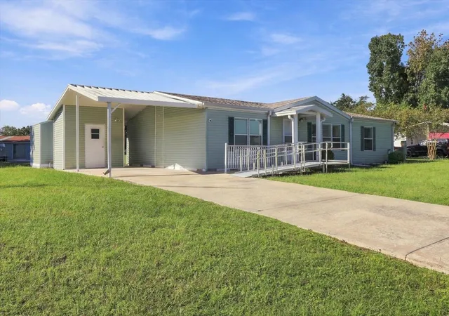Photo 3 of Manufactured home for sale at 6622 SW 84th Street, Ocala, FL 34476 | MLS# OM732788 | Listing updated on 2026-10-06