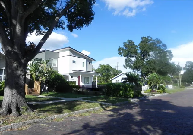 Photo 3 of Sale Pending at 2426 2nd Avenue N, Saint Petersburg, FL 33713 | MLS# TB8551587 | Listing updated on 2026-10-15