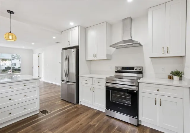 Photo 3 of Single family home for sale at 4050 Iris St N, Saint Petersburg, FL 33703 | MLS# O6444300 | Listing updated on 2026-10-08