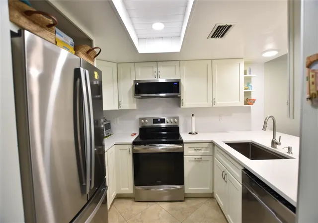 Listing Photo 5 - Condo for sale in building located at 4610 Ringwood Mdw, SARASOTA, FL 34235 - Unit #17