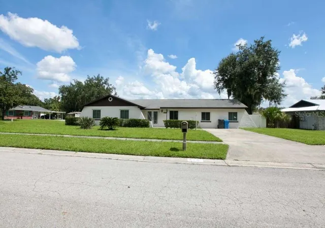 Single family home for sale at 815 Bishop Pl, SEFFNER, FL 33584 | MLS# TB8551617