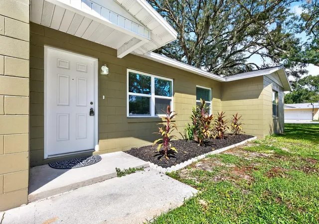 Photo 3 of Single family home for sale at 706 Elm Ave, Fruitland Park, FL 34731 | MLS# O6444319 | Listing updated on 2026-09-26
