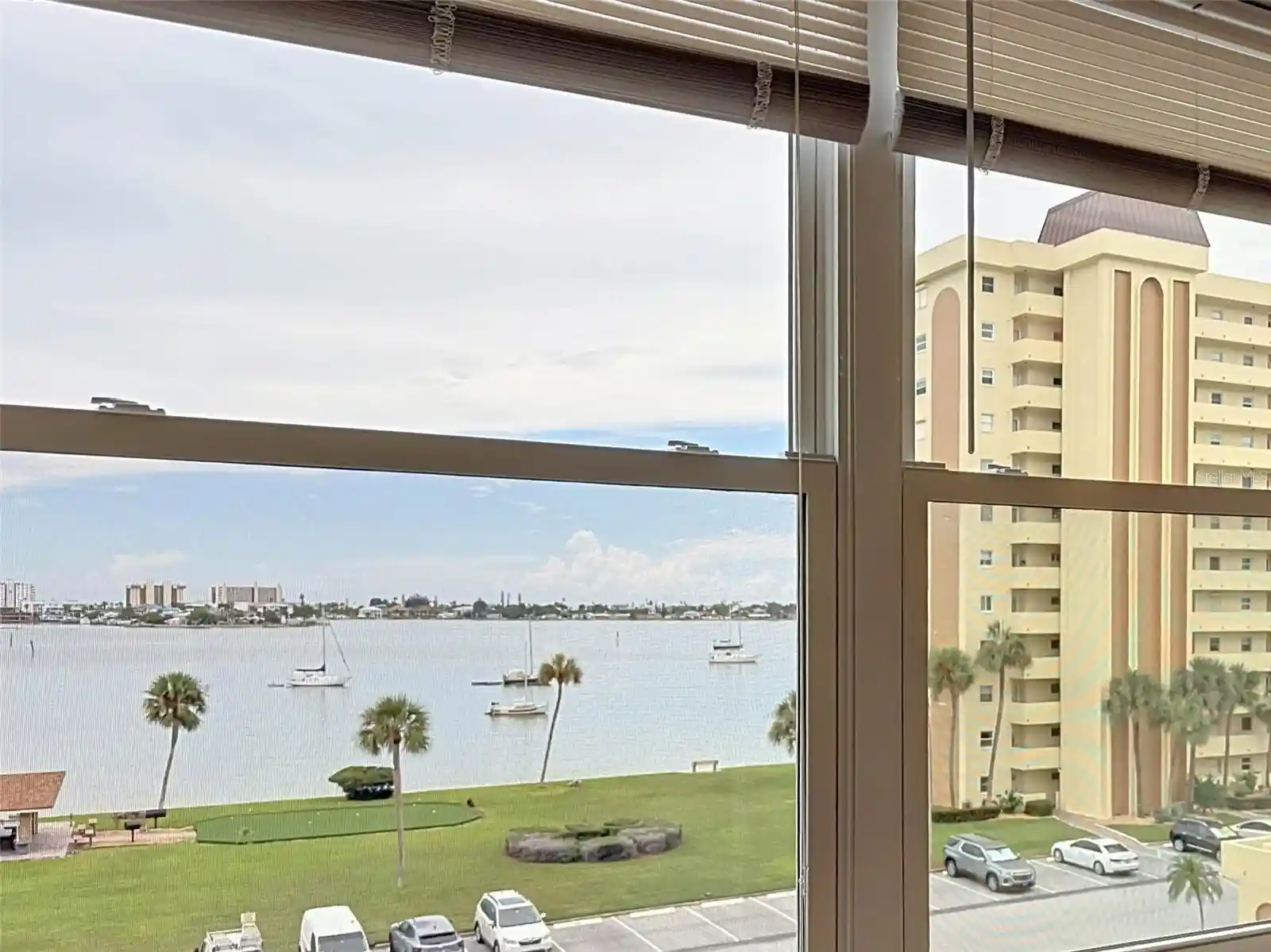 Listing Photo 2 - Condo for sale in Washington Towers (Long Bayou) located at 4550 Cvs Cir, St. Petersburg, FL 33708 - Unit #502