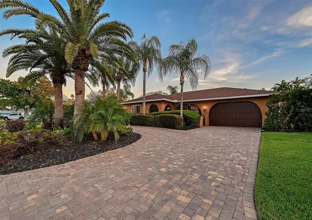 Single family home for sale at 7137 Westmoreland Dr, SARASOTA, FL 34243 | MLS# A4707210