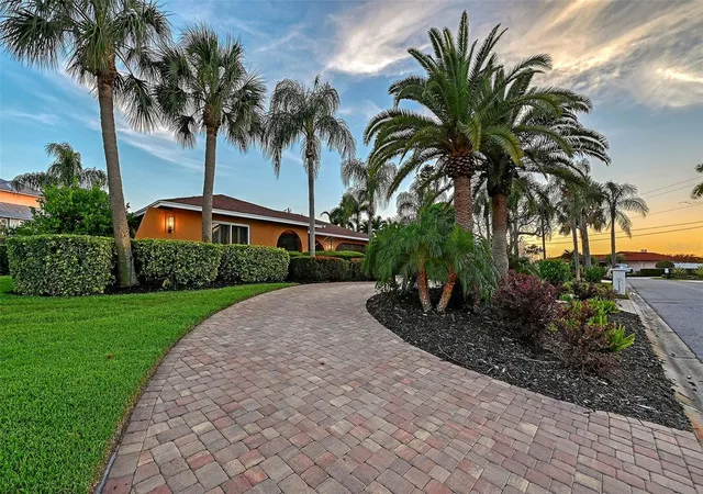 Photo 2 of Single family home for sale at 7137 Westmoreland Dr, Sarasota, FL 34243 | MLS# A4707210 | Listing updated on 2026-09-24