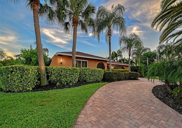 Photo 4 of Single family home for sale at 7137 Westmoreland Dr, Sarasota, FL 34243 | MLS# A4707210 | Listing updated on 2026-09-24