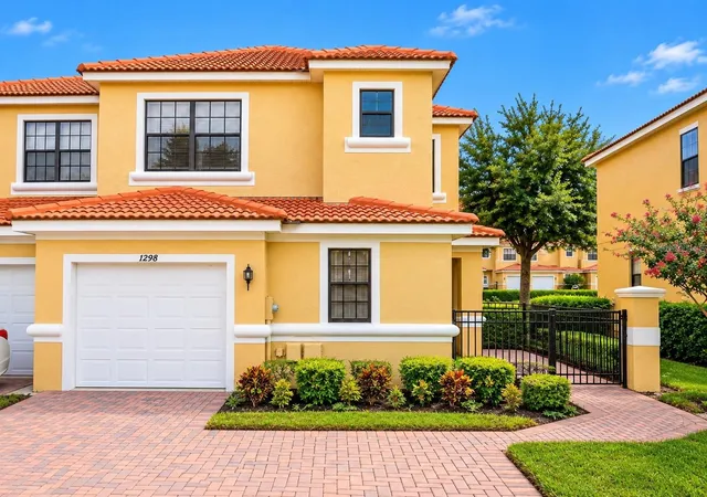 Townhouse for sale at 1298 Clove Dr, Kissimmee, FL 34759 | MLS# S5158201