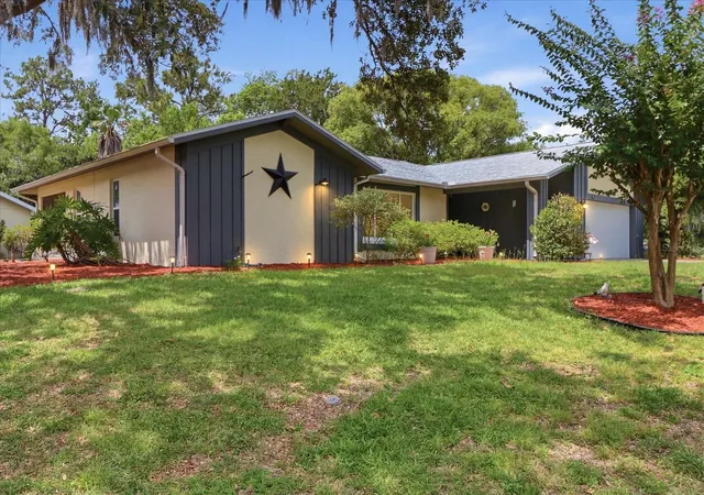 Photo 2 of Single family home for sale at 7 Sycamore Cir, Homosassa, FL 34446 | MLS# A4707212 | Listing updated on 2026-09-26