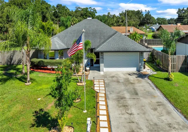 Photo 1 of Single family home for sale at 1910 High Glen Ct N, Lakeland, FL 33813 | MLS# TB8551686 | Listing updated on 2026-10-01