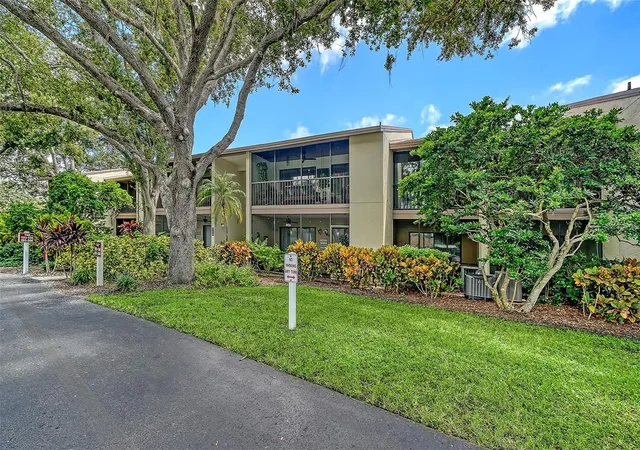 Listing Photo 4 - Condo for sale in building located at 740 White Pine Tree Rd, Venice, FL 34285 - Unit #205