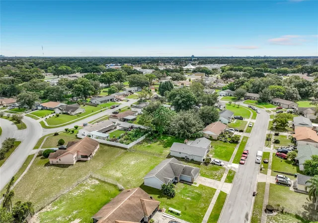 Photo 3 of Sale Pending at 2943 Roundabout Ln, Orlando, FL 32818 | MLS# OM732810 | Listing updated on 2026-10-01