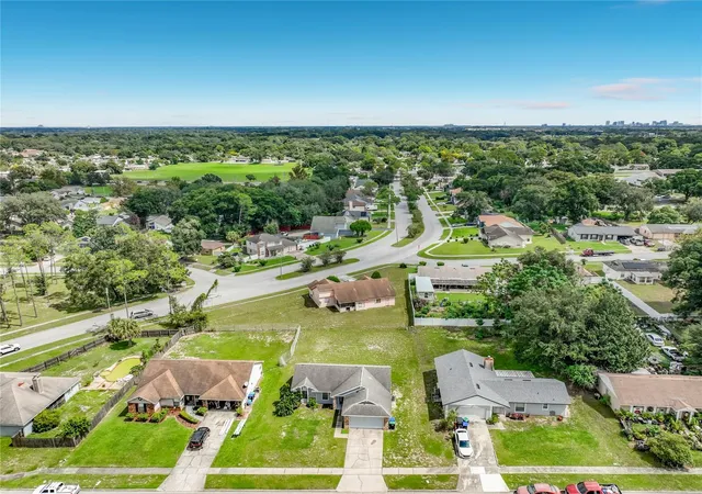 Photo 4 of Sale Pending at 2943 Roundabout Ln, Orlando, FL 32818 | MLS# OM732810 | Listing updated on 2026-10-01