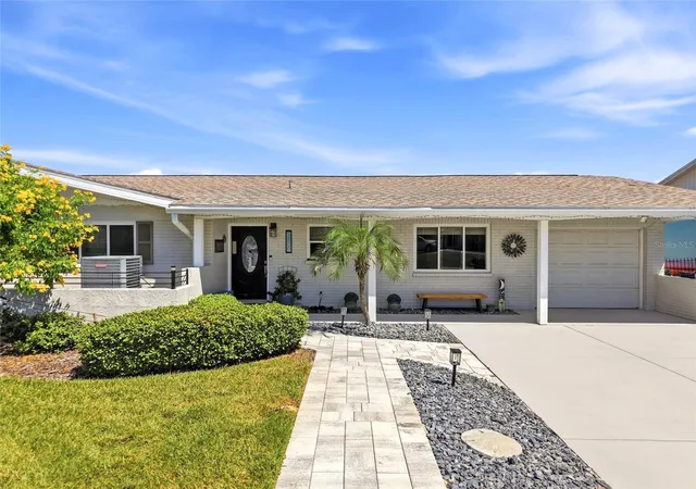 Photo 2 of Single family home for sale at 3800 Beach Dr Se, Saint Petersburg, FL 33705 | MLS# TB8551709 | Listing updated on 2026-10-02