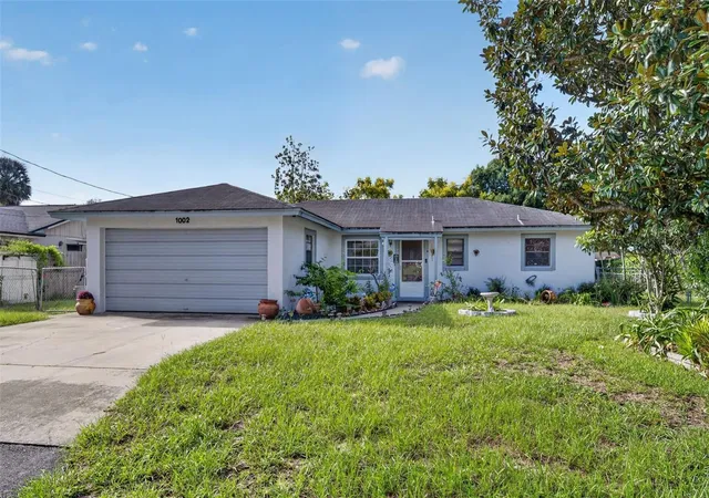 Photo 2 of Sale Pending at 1002 Allendale Dr, Oviedo, FL 32765 | MLS# O6444403 | Listing updated on 2026-10-01