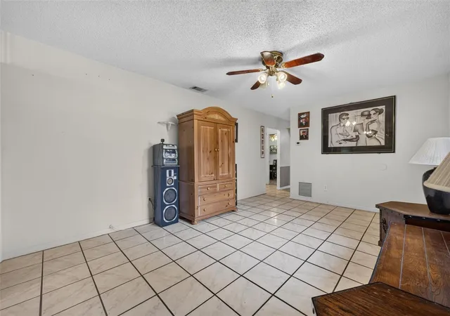 Photo 4 of Sale Pending at 1002 Allendale Dr, Oviedo, FL 32765 | MLS# O6444403 | Listing updated on 2026-10-01
