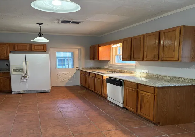 Listing Photo 4 - Condo for sale in building located at 19 W Pendleton Ave, EUSTIS, FL 32726