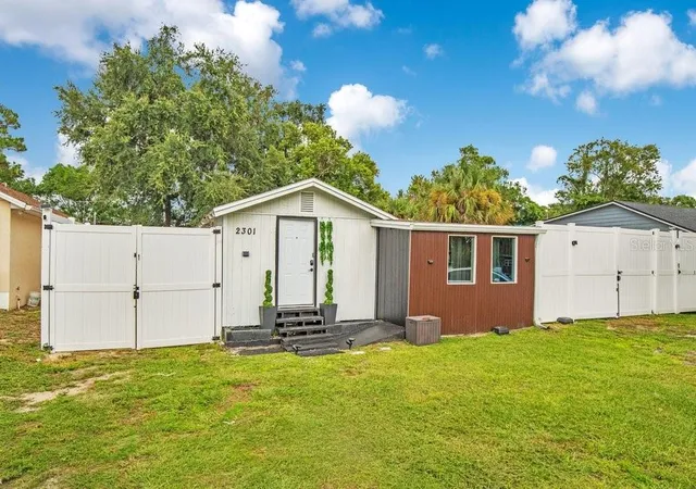 Photo 1 of Single family home for sale at 2301 Drake Dr, Orlando, FL 32810 | MLS# V4951466 | Listing updated on 2026-10-03
