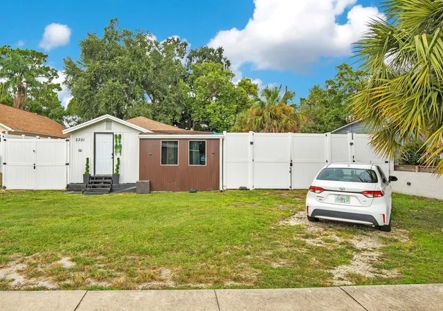 Photo 2 of Single family home for sale at 2301 Drake Dr, Orlando, FL 32810 | MLS# V4951466 | Listing updated on 2026-10-03