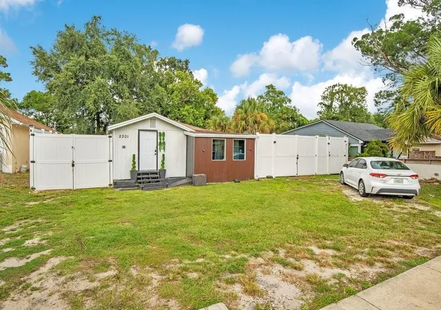 Photo 3 of Single family home for sale at 2301 Drake Dr, Orlando, FL 32810 | MLS# V4951466 | Listing updated on 2026-10-03