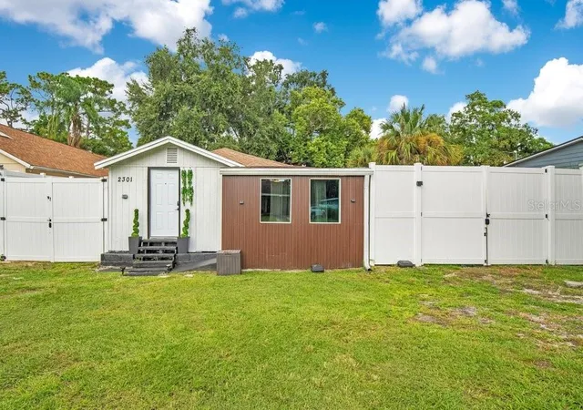 Photo 3 of Single family home for sale at 2301 Drake Dr, Orlando, FL 32810 | MLS# V4951466 | Listing updated on 2026-10-03