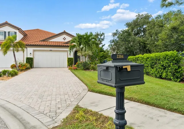 Photo 3 of House for sale at 2304 Starwood Ct, Bradenton, FL 34211 | MLS# A4707237 | Listing updated on 2026-10-03
