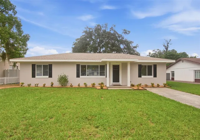 Photo 1 of Single family home for sale at 930 Dora Ave, Tavares, FL 32778 | MLS# V4951467 | Listing updated on 2026-10-06