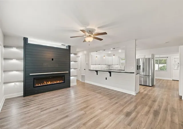 Photo 2 of Single family home for sale at 930 Dora Ave, Tavares, FL 32778 | MLS# V4951467 | Listing updated on 2026-10-06