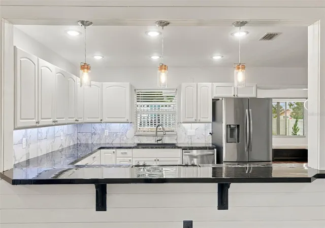 Photo 3 of Single family home for sale at 930 Dora Ave, Tavares, FL 32778 | MLS# V4951467 | Listing updated on 2026-10-06