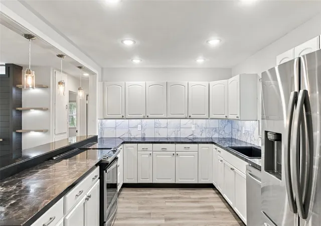 Photo 3 of Single family home for sale at 930 Dora Ave, Tavares, FL 32778 | MLS# V4951467 | Listing updated on 2026-10-06