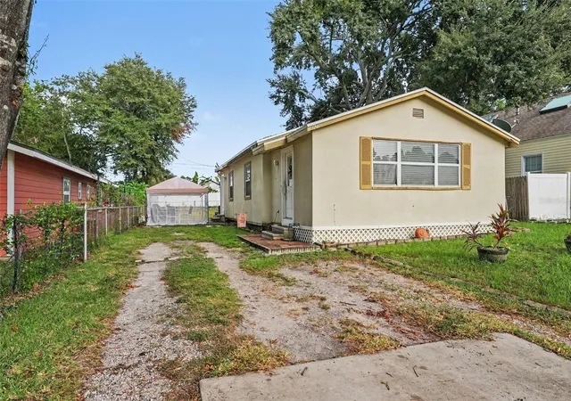 Photo 2 of Single family home for sale at 1221 Queen St N, Saint Petersburg, FL 33713 | MLS# TB8551767 | Listing updated on 2026-09-26
