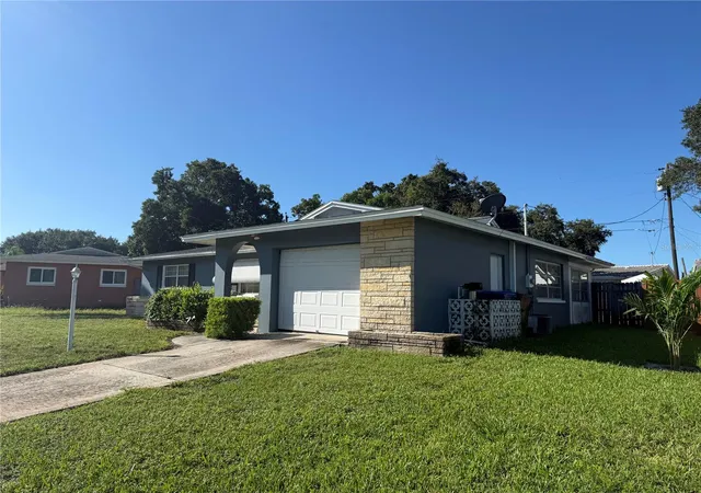 Photo 2 of Single family home for sale at 568 Hillcrest Dr, Largo, FL 33771 | MLS# O6444447 | Listing updated on 2026-09-29