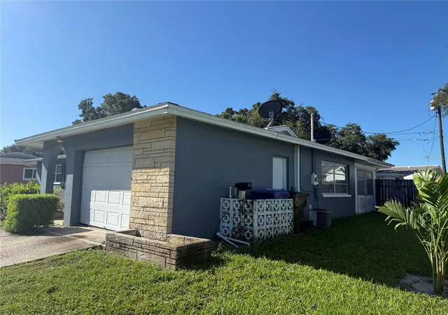 Photo 4 of Single family home for sale at 568 Hillcrest Dr, Largo, FL 33771 | MLS# O6444447 | Listing updated on 2026-09-29